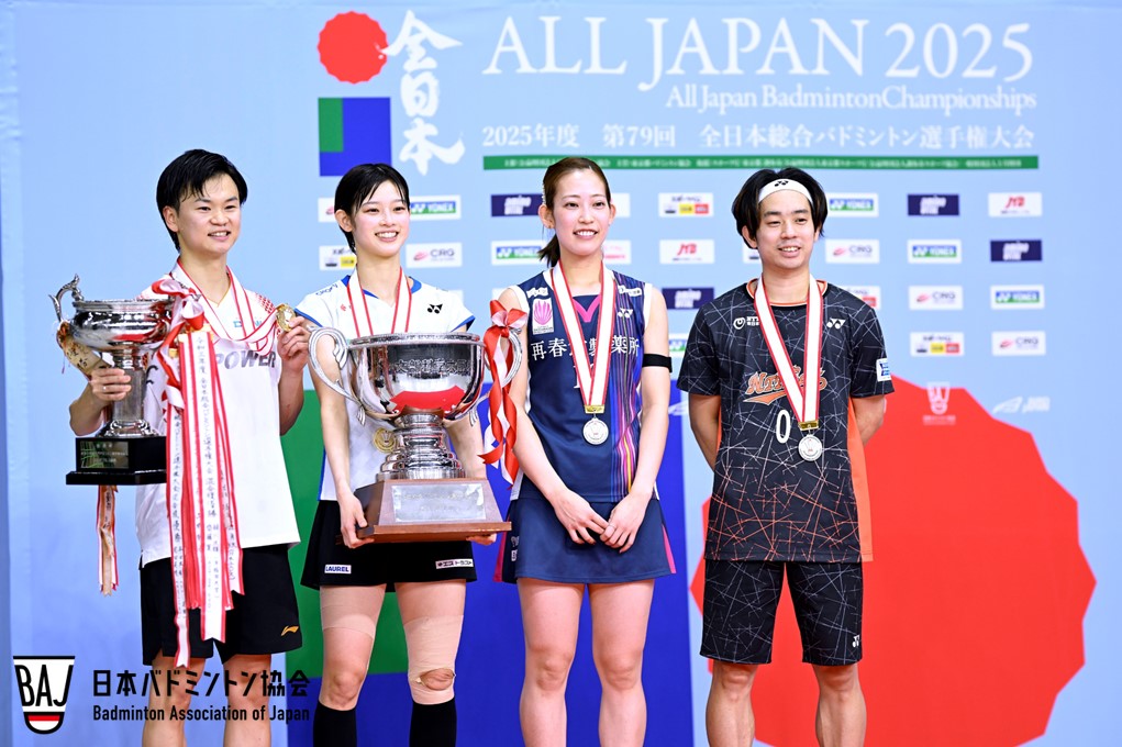 渡辺 勇大（左）／田口 真彩（J-POWER／ACT SAIKYO）、緑川 大輝（右）／松山 奈未（NTT東日本／再春館製薬所）